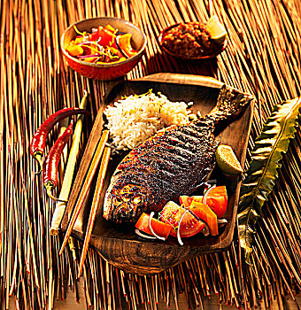 腌制,烤制食品,铜盆鱼,番茄沙拉,米饭,印度尼西亚