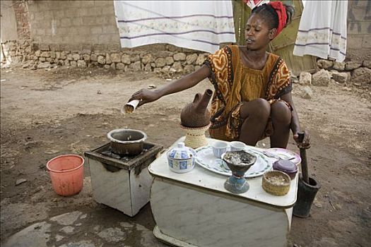 女青年,20-25岁,表演,咖啡,典礼,新鲜,煮咖啡,咖啡豆,温度,红海,马萨瓦,埃塞俄比亚,厄立特里亚,非洲