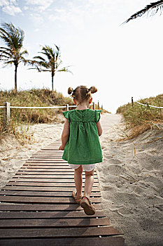 小女孩,走,海滩,木板路