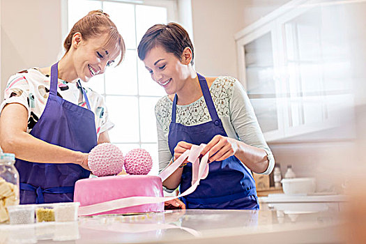女性,完成,粉色,婚礼蛋糕,厨房