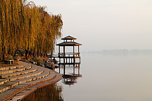 四川西昌邛海,淡水湖,亭子,湖边