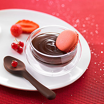 奶油巧克力,甜点,树莓,蛋白杏仁饼干
