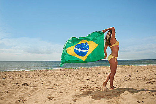 女人,走,海滩,巴西国旗