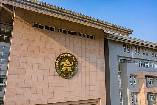航拍河南郑州大学主校区校园风光,行政楼上的校徽