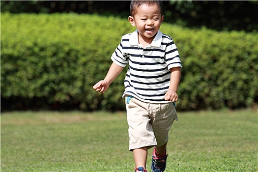 日本人,男孩,跑,草地,3岁