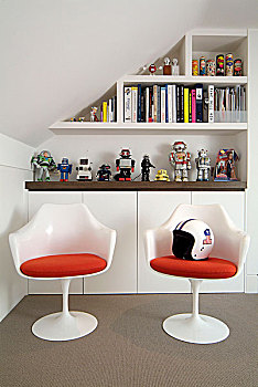 白色,塑料制品,壳,椅子,红色,垫子,正面,餐具柜,架子,阁楼,房间