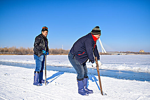 12月3日上午,哈尔滨冰雪大世界第3界采冰节,在松花江冰面上举行,现场有许多市民与游客前来观看的同时,与此同时,第十九届哈尔滨冰雪大世界的建筑期也拉开序幕