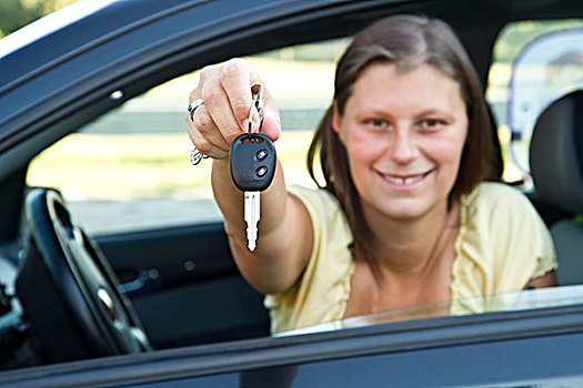 司机,女人,微笑,展示,新车,钥匙