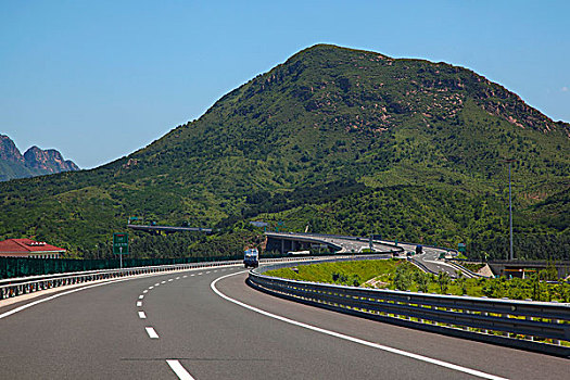 平坦干净的高速公路