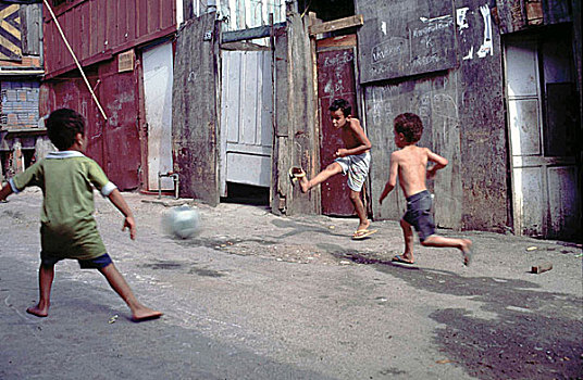 孩子,玩,足球,棚屋,城镇,巴西