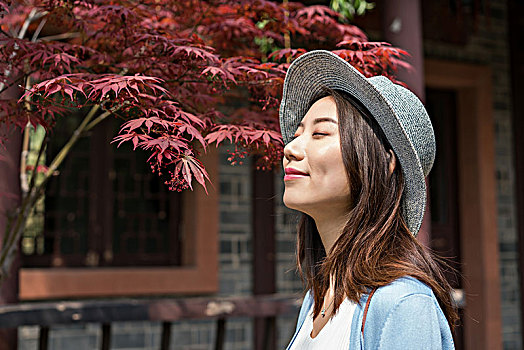 年轻女子旅游