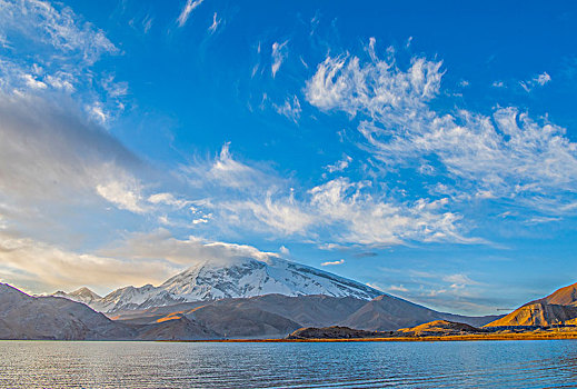 新疆,雪山,湖水,天空,云彩
