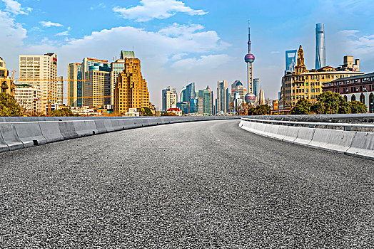 沥青路面和上海陆家嘴金融中心建筑群