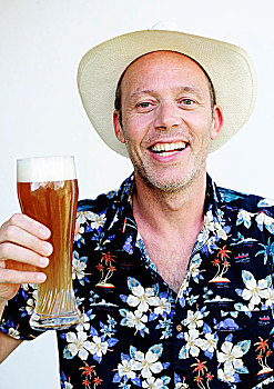 微笑,男人,戴着,草帽,夏威夷衫,拿着,小麦啤酒