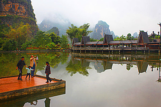 广西黑衣壮族风景区景色倒影竹筏