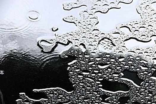 玻璃雨水