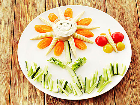 生菜,黄瓜,胡萝卜,玉米笋,玉米棒,西红柿,浸,放置,花,蝴蝶,盘子