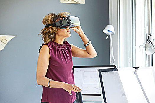 女性,建筑师,看穿,虚拟现实,耳机,办公室,书桌