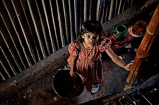 孩子,桶,满,水,收集,手,泵,贫民窟,靠近,河,老,达卡,孟加拉,二月,2007年,许多,10个人,生活方式,脚,房间,分享,卫生间