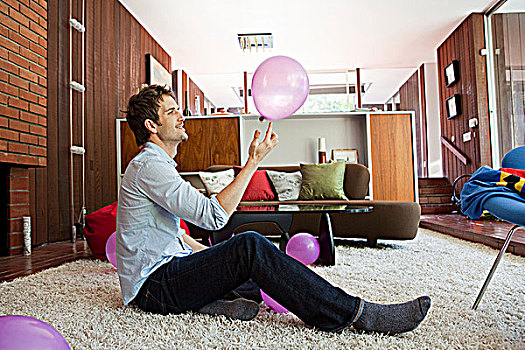 男人,坐,客厅,地面,玩,粉色,气球