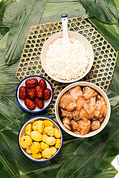 制作端午节传统美食粽子