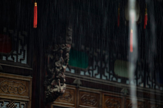 江南古建筑中式灯笼雨季雨滴