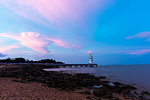 海岛灯塔海岸线