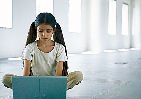 女孩,坐,风格,地板,工作,笔记本电脑