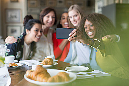 微笑,女人,朋友,拍照手机,餐馆