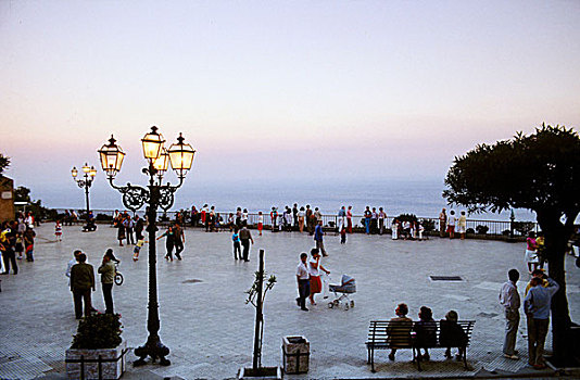 游客,享受,日落,散步场所,陶尔米纳,西西里,意大利