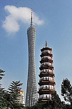 广州新电视塔和琶洲塔双塔相映
