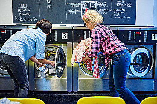 两个女人,插入,洗衣服,洗衣机