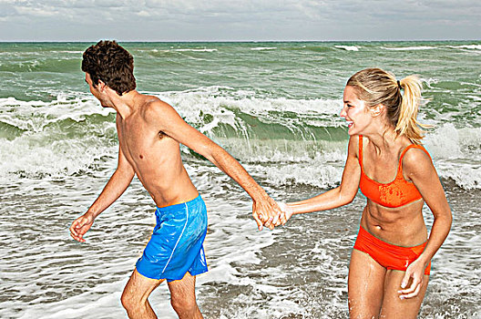 伴侣,握手,走,海滩