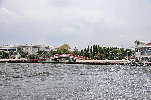 泰国曼谷湄南河岸香蕉船