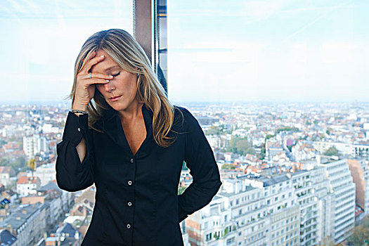压力,职业女性,正面,办公室,窗户,布鲁塞尔,城市,比利时