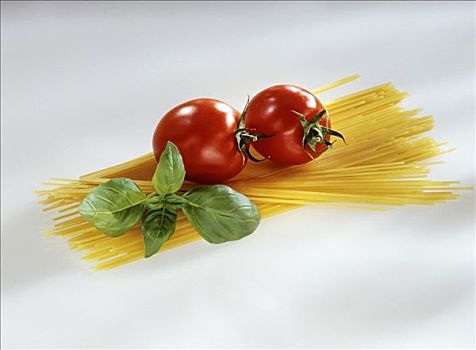 意大利面,西红柿,罗勒