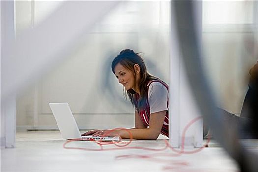 女人,笔记本电脑,地板