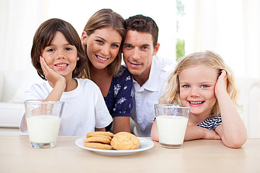孩子,吃,饼干,牛奶,父母