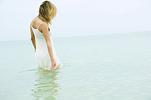 女人,站立,大腿,海洋,接触,水面