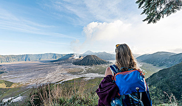 游客,正面,风景,烟,火山,婆罗摩火山,山,背影,婆罗莫,国家公园,爪哇,印度尼西亚,亚洲