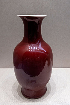 清代,景德镇窑霁红撇口瓷瓶