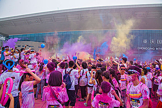 2014年5月24日,重庆博览中心,彩跑,中的年青人