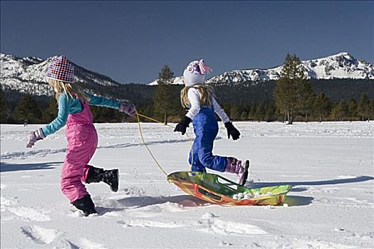 两个女孩,跑,雪撬