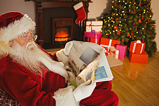 圣诞老人,读报,沙发