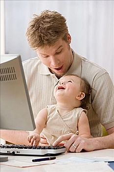 父亲,女儿,用电脑