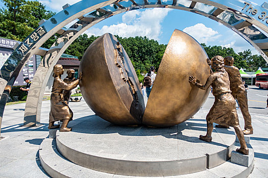 朝韩非军事区第三坑道纪念雕塑