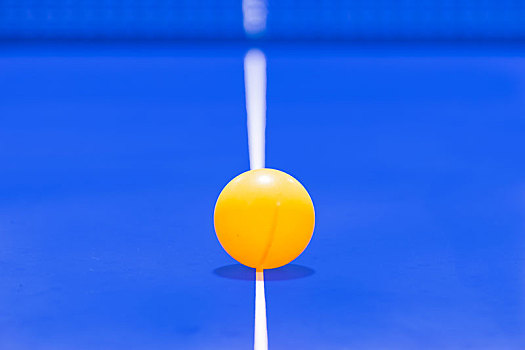 球桌上的黄色乒乓球