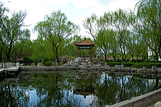 中國古典園林湖泊中的石板橋和涼亭