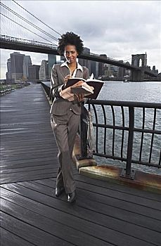 职业女性,布鲁克林大桥,纽约,美国