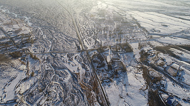 新疆哈密,雪落天山戈壁路